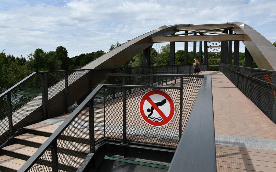 Grand saut depuis la passerelle : jeu dangereux !