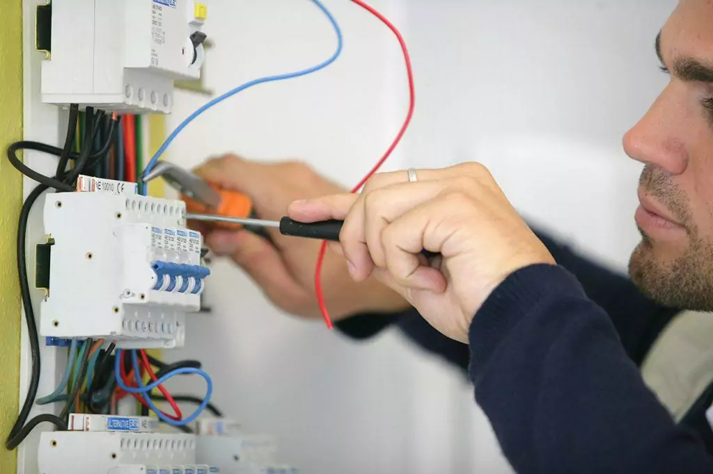 Portrait d’un électricien travaillant sur un compteur électriq