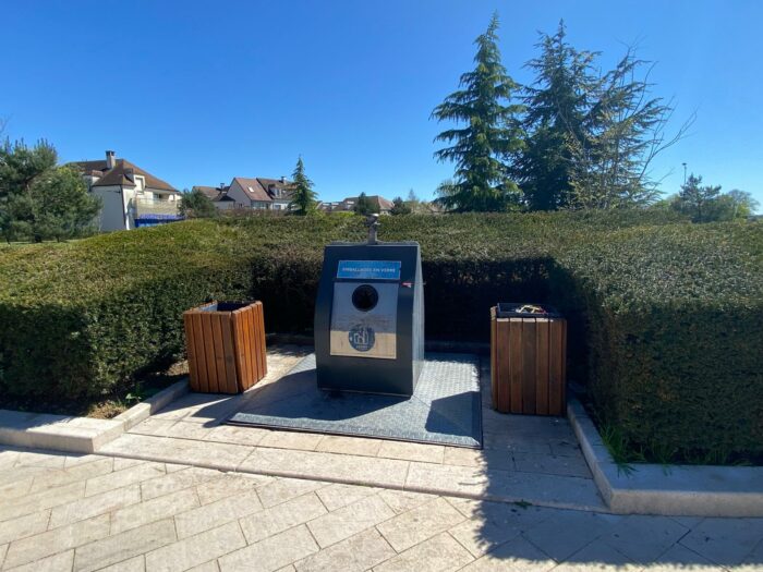 PAV dédié au verre place Edmond Chartier réparé