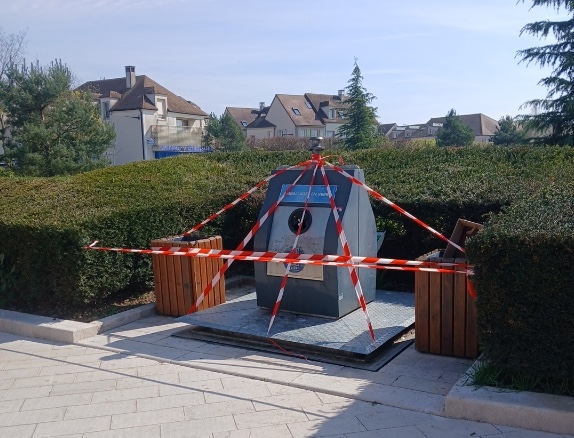 PAV dédié au verre en panne place Edmond Chartier